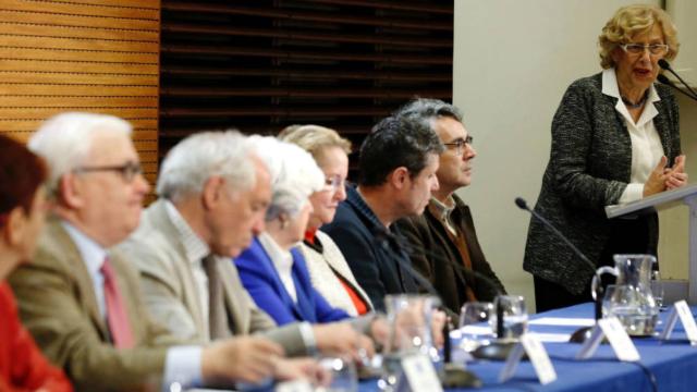 Carmena, ante la mirada del Comisionado para la Memoria Histórica.