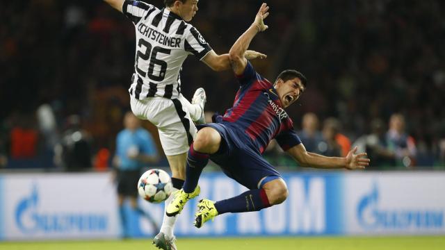 Lichtsteiner y Luis Suárez pelean por un balón durante la final de la Champions League de 2015.