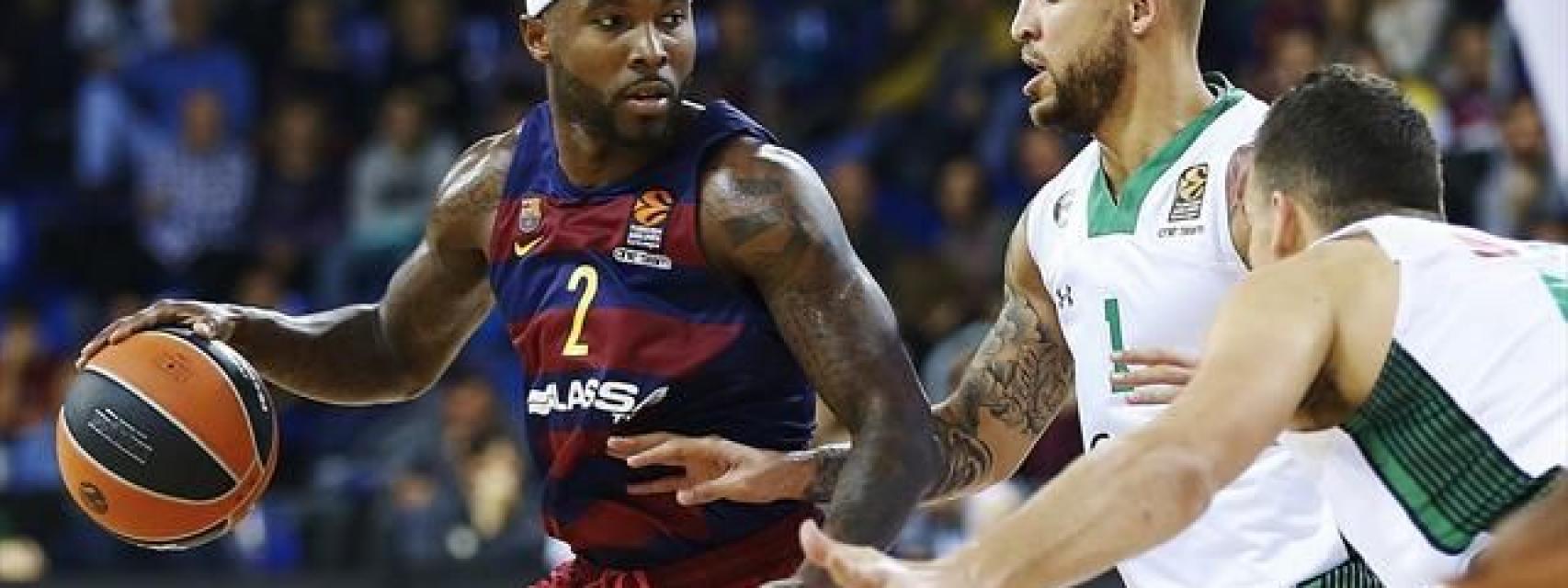 Rice bota el balón ante dos rivales del Darussafaka.