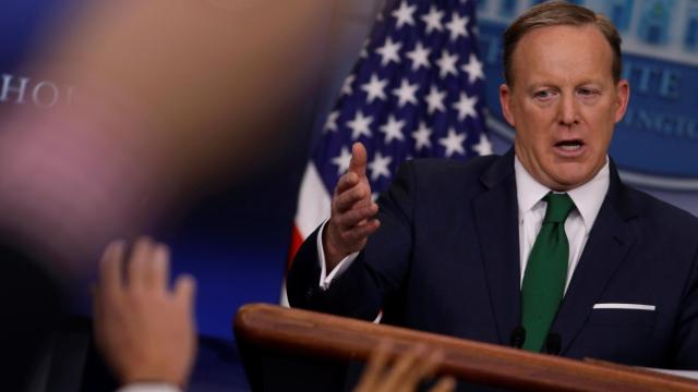 Spicer, durante su rueda de prensa.