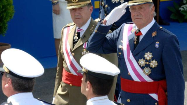 Félix San Roldán, al lado del rey emérito en un desfile.