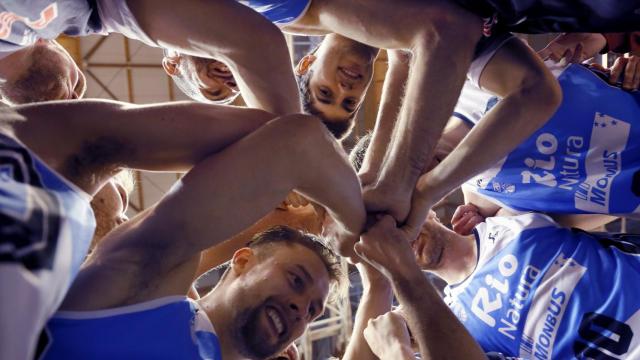 Corrillo de los jugadores de Obradoiro para celebrar su victoria.