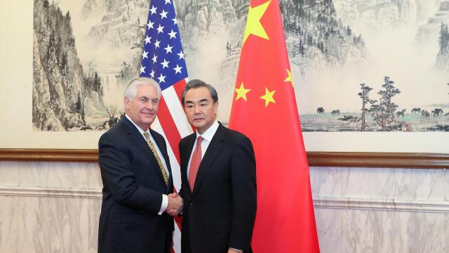 El ministro de Exteriores chino, Wang Yi, junto al secretario de Estado norteamericano Rex Tillerson.