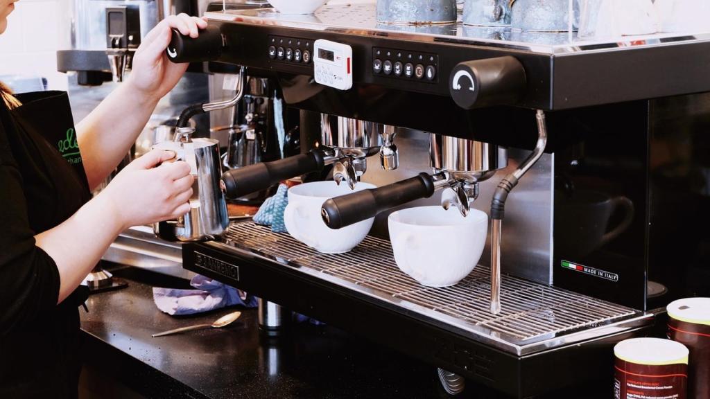 Una cafetera funcionando en un establecimiento hostelero.