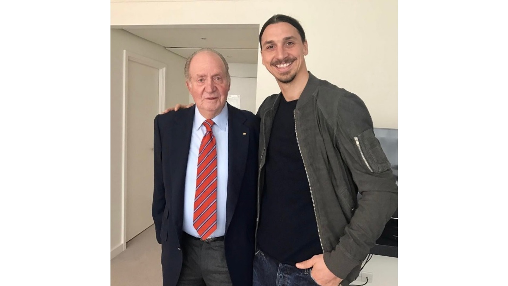 Zlatan Ibrahimovic ha colgado esta fotografía en Instagram junto al rey emérito. Ambos posan sonrientes y el futbolista no duda en titular la instantánea como un rey reconoce a otro rey, ¿qué le habrá dicho Juan Carlos I?