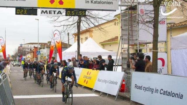 El Movistar Team entra en la meta.