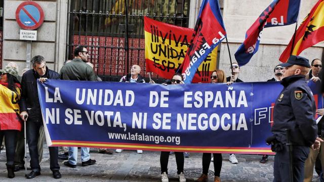 Manifestantes de Falange a la espera de Artur Mas en el Ateneo