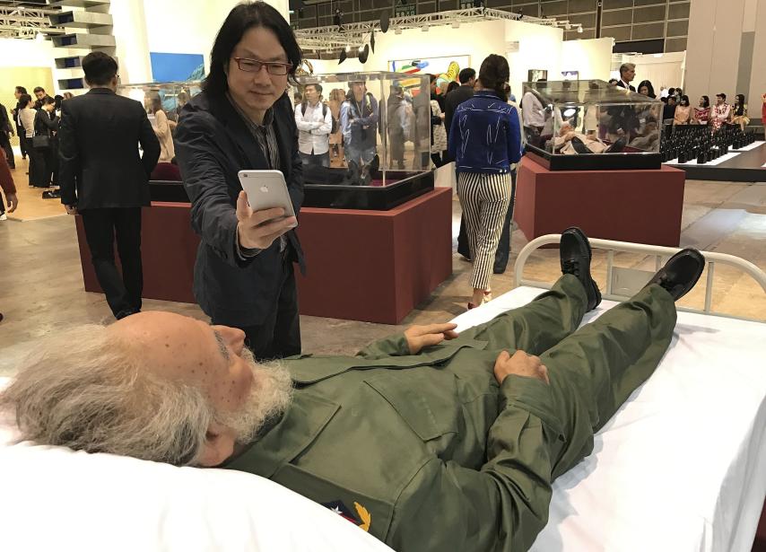 El artista Shen Shaomin ha enterrado a los líderes comunistas en la feria.