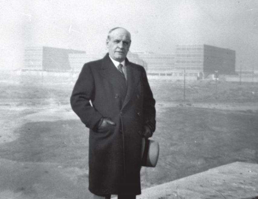 José Ortega y Gasset con la Facultad de Filosofía y Letras al fondo, en 1934.