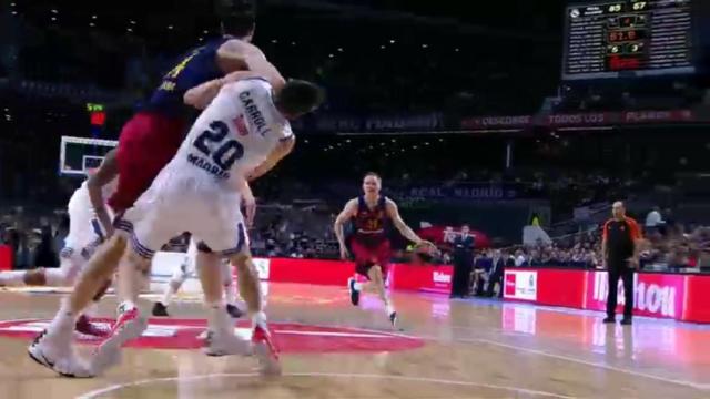 Momento del codazo de Tomic a Carroll en el Real Madrid-Barcelona.