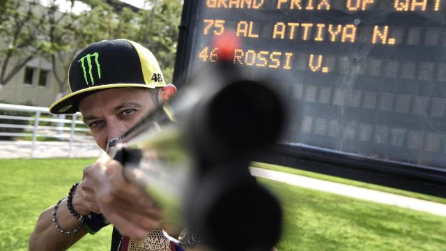 Valentino Rossi empuña una escopeta, en el Losail Shooting Range.