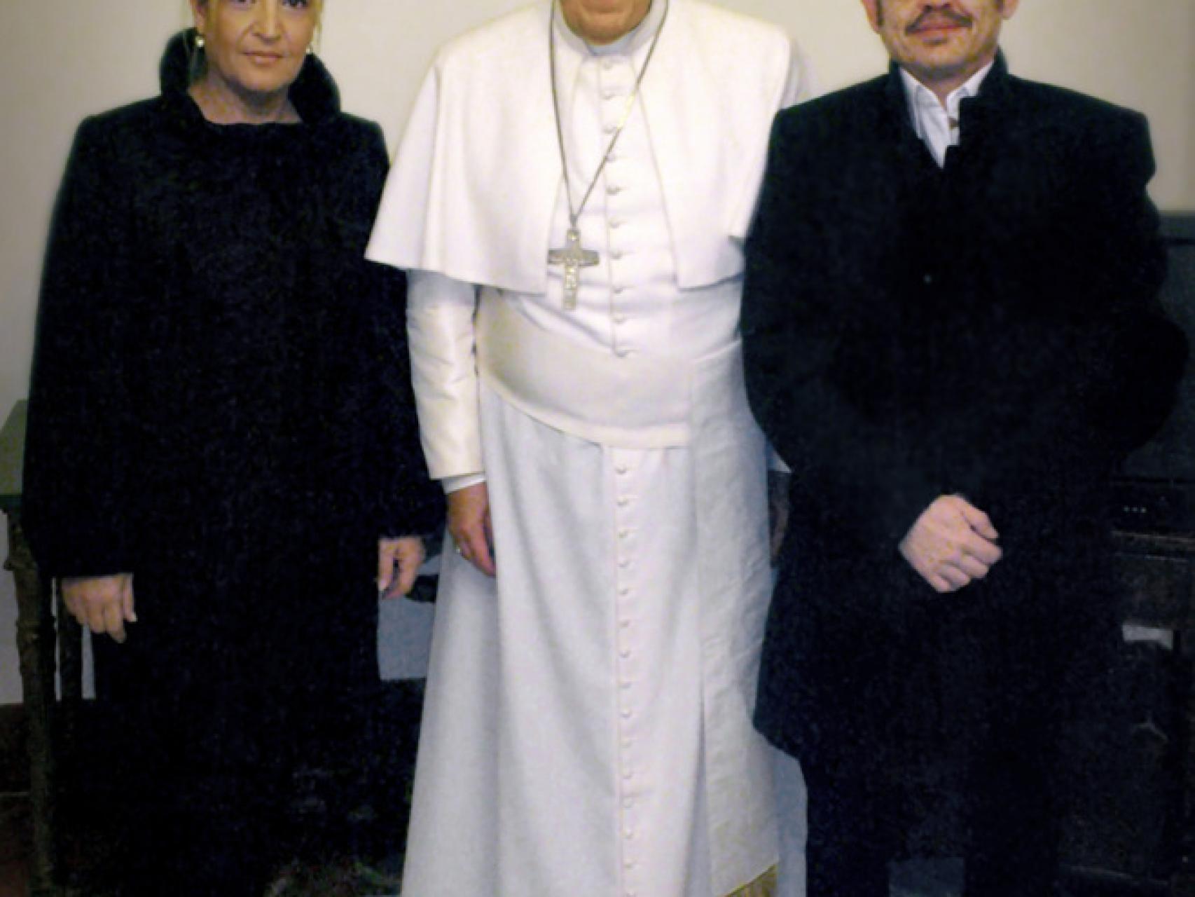 El autor de la carta con su novia, Macarena, y el papa Francisco.