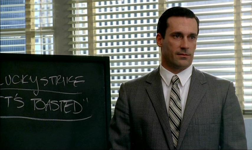 El humo ciega tus ojos. Don Draper junto al lema propuesto para la campaña de Lucky Strike.