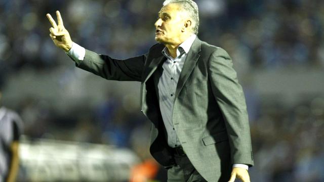 Tite da indicaciones este jueves durante el partido Uruguay-Brasil (1-4) en Montevideo.