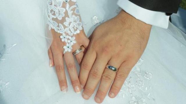 Manos de una pareja durante su boda