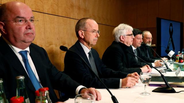 En el centro de la imagen, Günter Lubitz, padre del piloto.