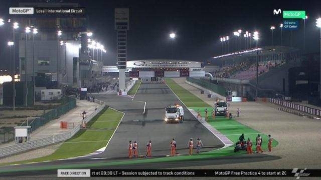 Los operarios tratan de quitar el agua del circuito del GP de Qatar.