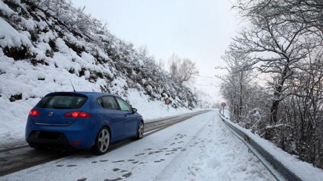 La nieve obliga a utilizar cadenas en el puerto de Los Leones, en Segovia