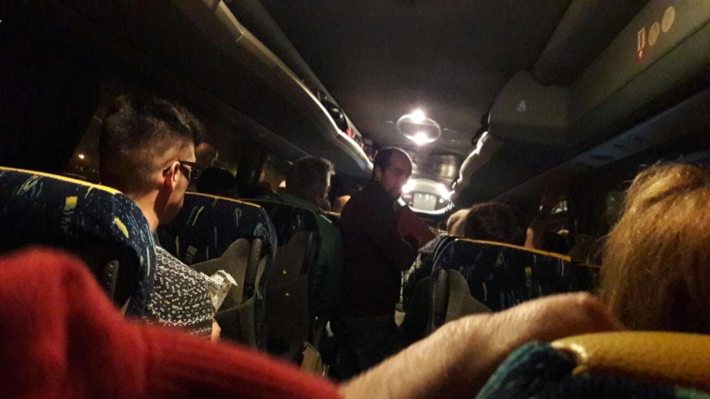 Interior del autobús que dirige a Madrid a socialistas de Málaga.