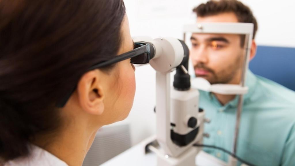 Un paciente en el oculista