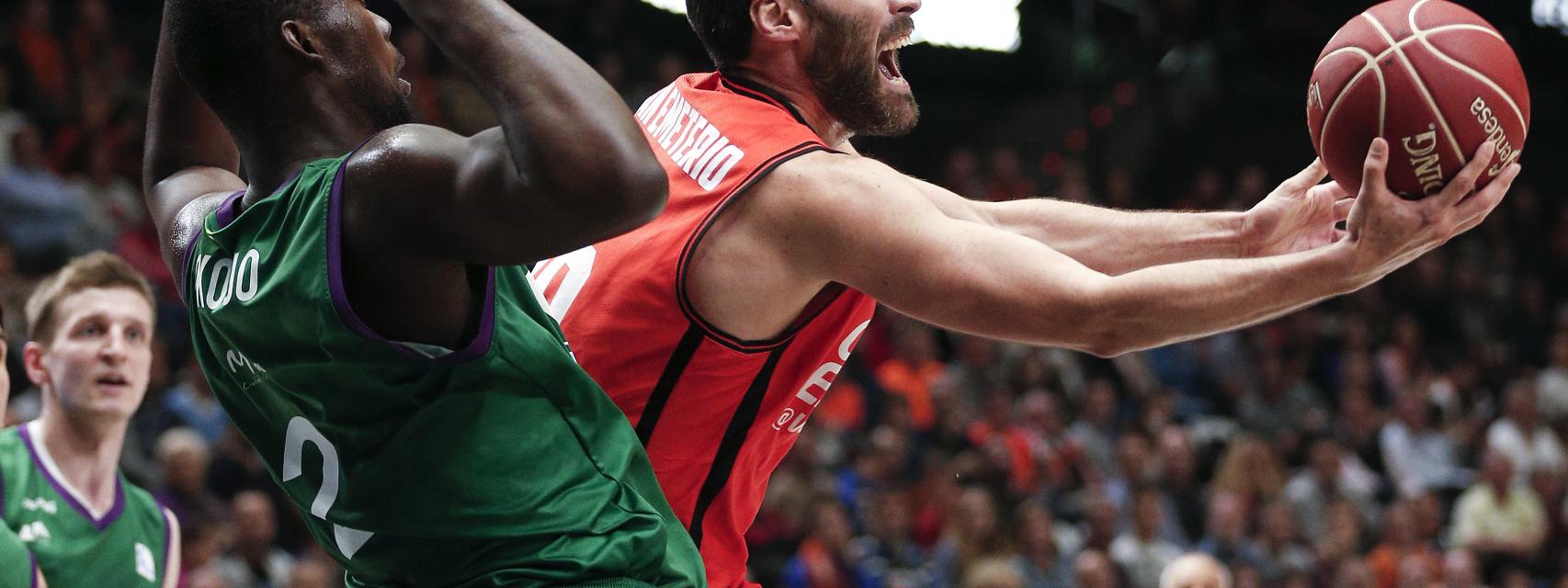 San Emeterio intenta superar a Okouo en un partido contra Unicaja.