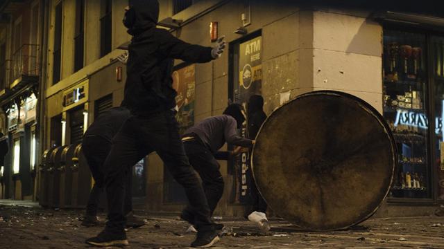 Violencia callejera en Pamplona tras una manifestación convocada por la izquierda abertzale llamando. / MIGUEL OSÉS.