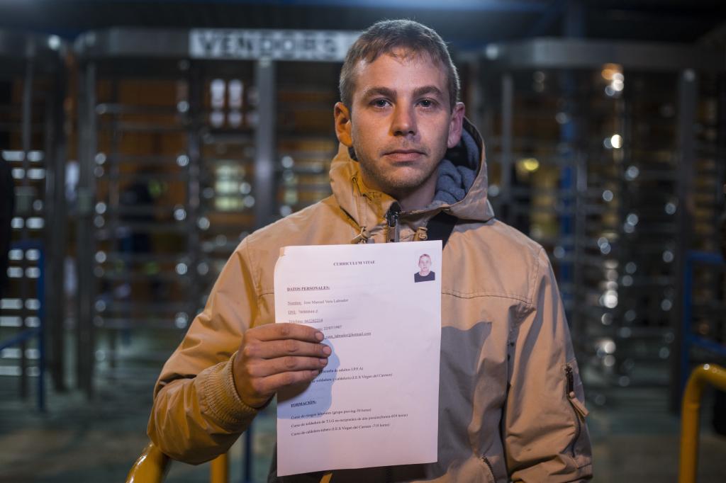 José Manuel Vera, 29 años. Su jornada de búsqueda de empleo comienza cada día a las seis de la mañana.