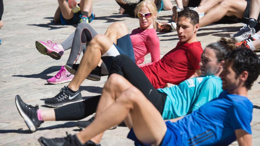 Javi Guerra entrena con los voluntarios de Sanitas.