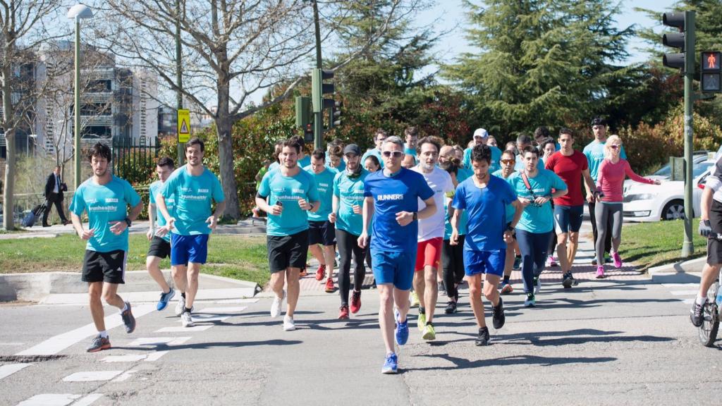 Javi Guerra corre junto a los voluntarios de Sanitas.