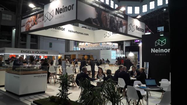 Representación de Neinor Homes en una feria del sector inmobiliario.