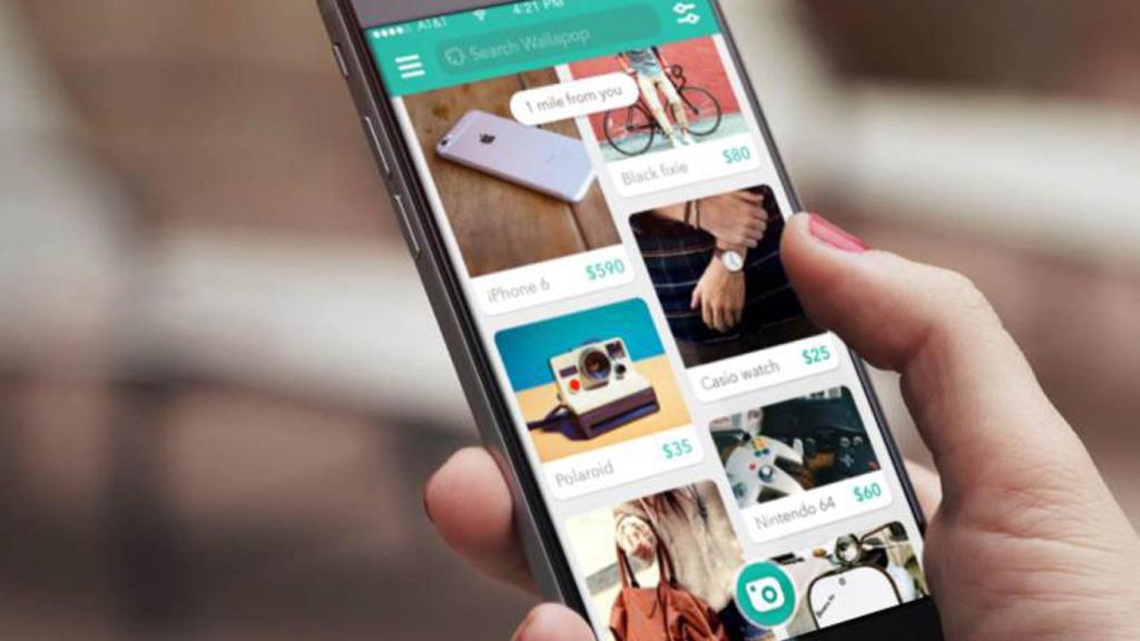 Una persona busca productos en Wallapop.
