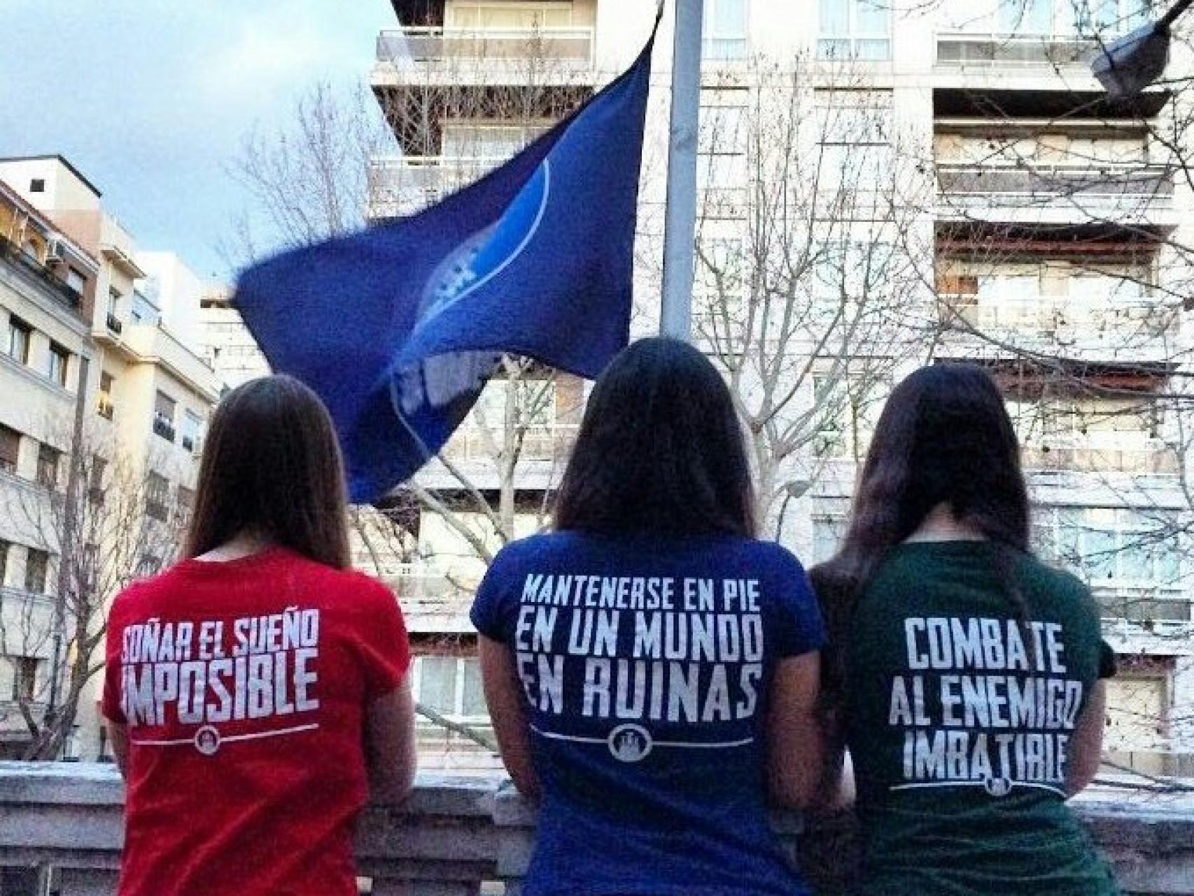 Tres jóvenes en el balcón del palacete `okupado´por HSM.