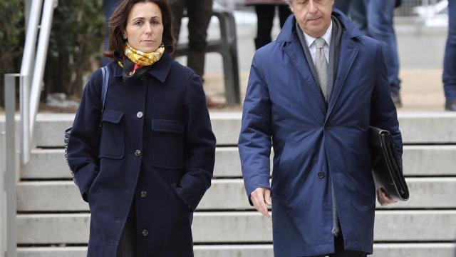 Mireia Pujol Ferrusola acompañada de su abogado, Albert Carrillo, a su salida de la Audiencia Nacional