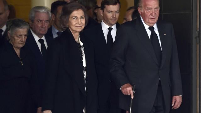 Los reyes eméritos saliendo de la capilla ardiente.