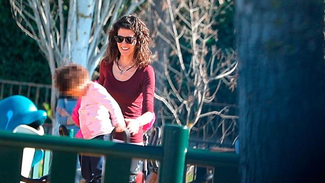 La etarra Sara Majarenas juega con su hija en un parque de Madrid.