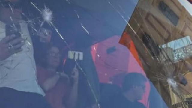 El autobús ha sido dañado por una pedrada. Imagen del programa Al rojo vivo.