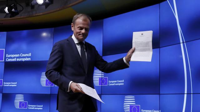 Tusk exhibe la carta de divorcio en su breve comparecencia ante la prensa