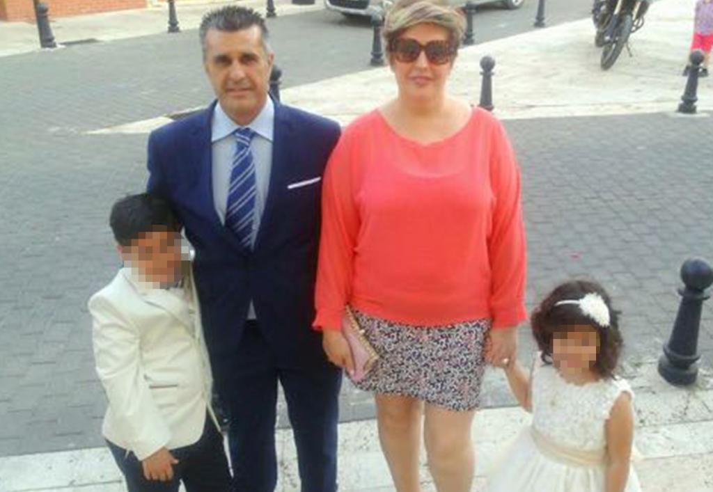 Imagen de la pareja y los menores.