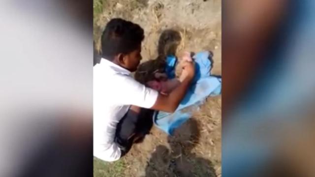 Momento en que el bebé es rescatado