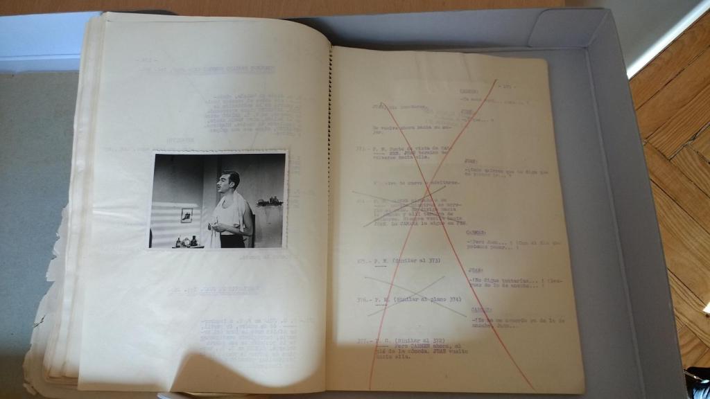 Guion de Esa pareja feliz con tachones de las partes rodadas y fotografías del rodaje.