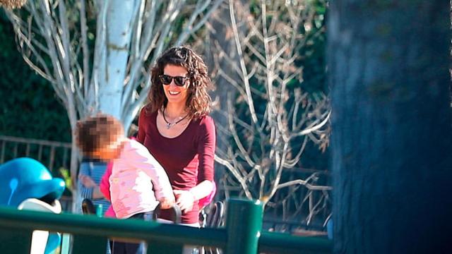 Sara Marjarenas con su hija en un parque de Madrid.