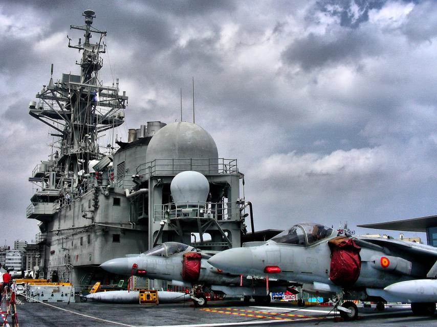 Cubierta del portaaviones atracado en La Coruña en 2010.