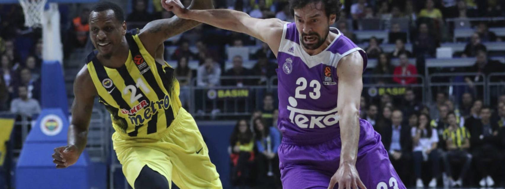 Llull intenta controlar la pelota en el encuentro de ida contra Fenerbahçe.