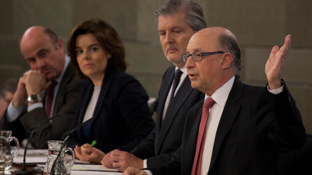 Los ministros Montoro, Méndez de Vigo y Guindos y la vicepresidenta Sáenz de Santamaría.