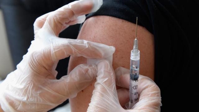 Un profesional administra la vacuna contra la meningitis.
