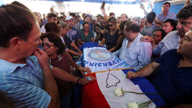 Los familiares de Rodrigo Quintana, junto al féretro del joven muerto el viernes.