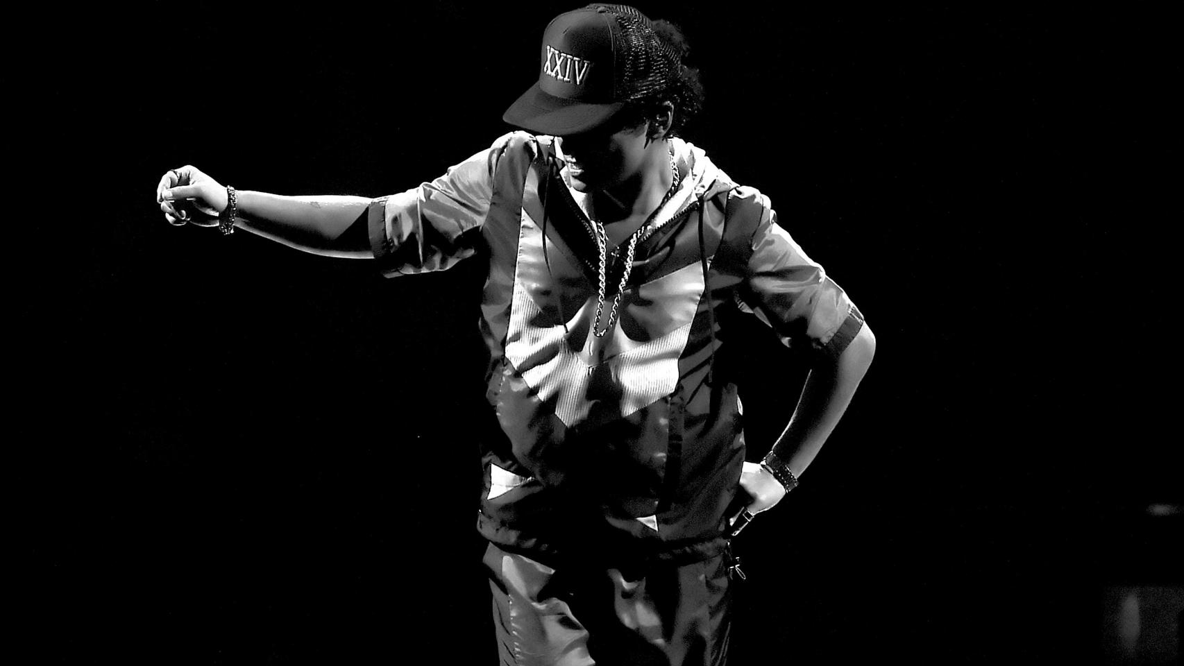 Bruno Mars en una de sus actuaciones de la 59º Edición de los Premios Grammy. | Foto: Getty Images.