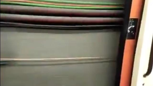 La puerta del vagón, abierta en plena circulación dentro de un túnel.