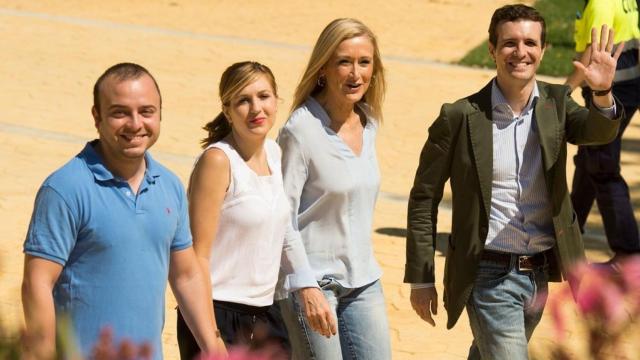 Ana Isabel Pérez y Ángel Carromero, líderes de NNGG Madrid, con Cristina Cifuentes y Pablo Casado.