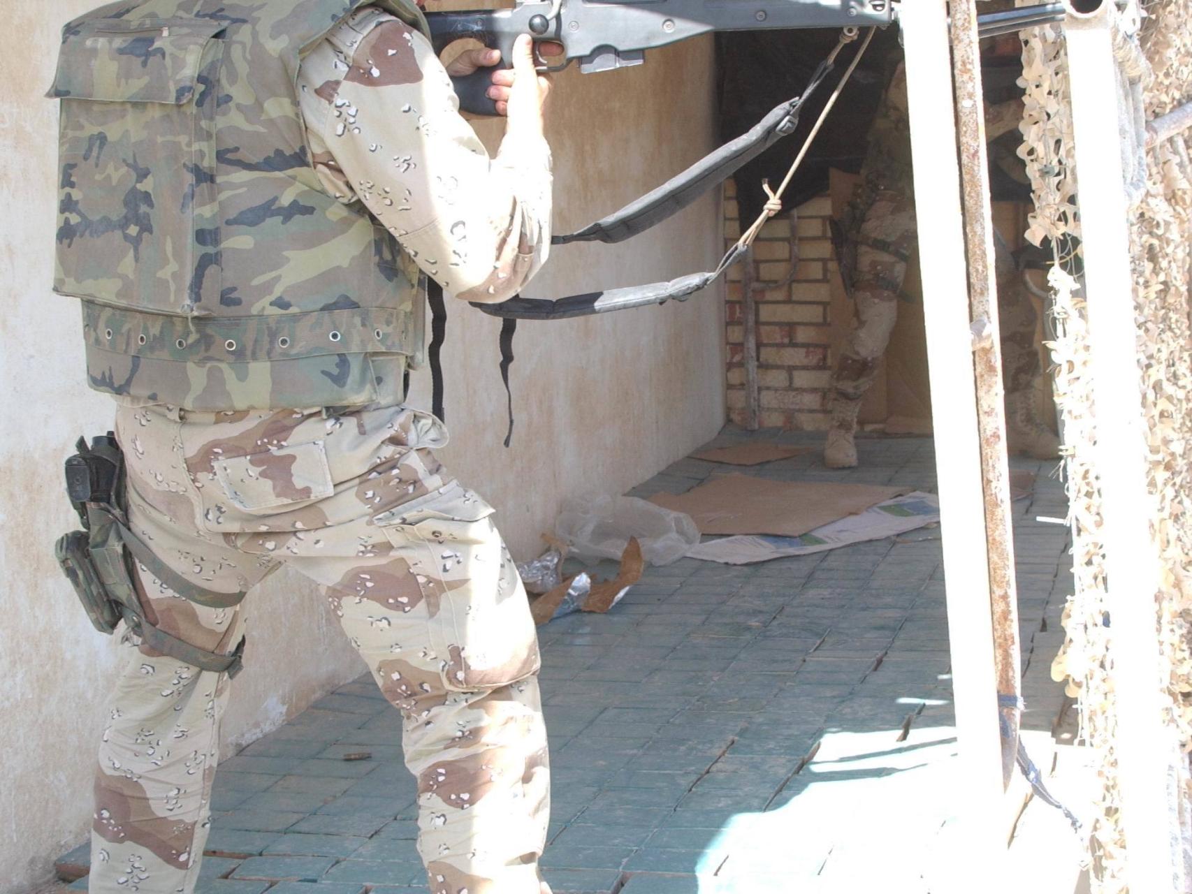 Uno de los tiradores españoles en el asalto de Najaf.